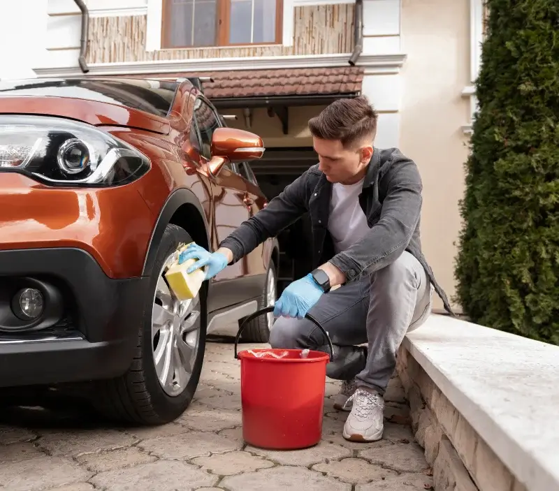 Lavage auto à domicile Teulat : professionnel intervenant sur un véhicule